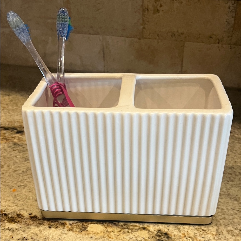 DKNY White Toothbrush Toothpaste Bathroom Holder